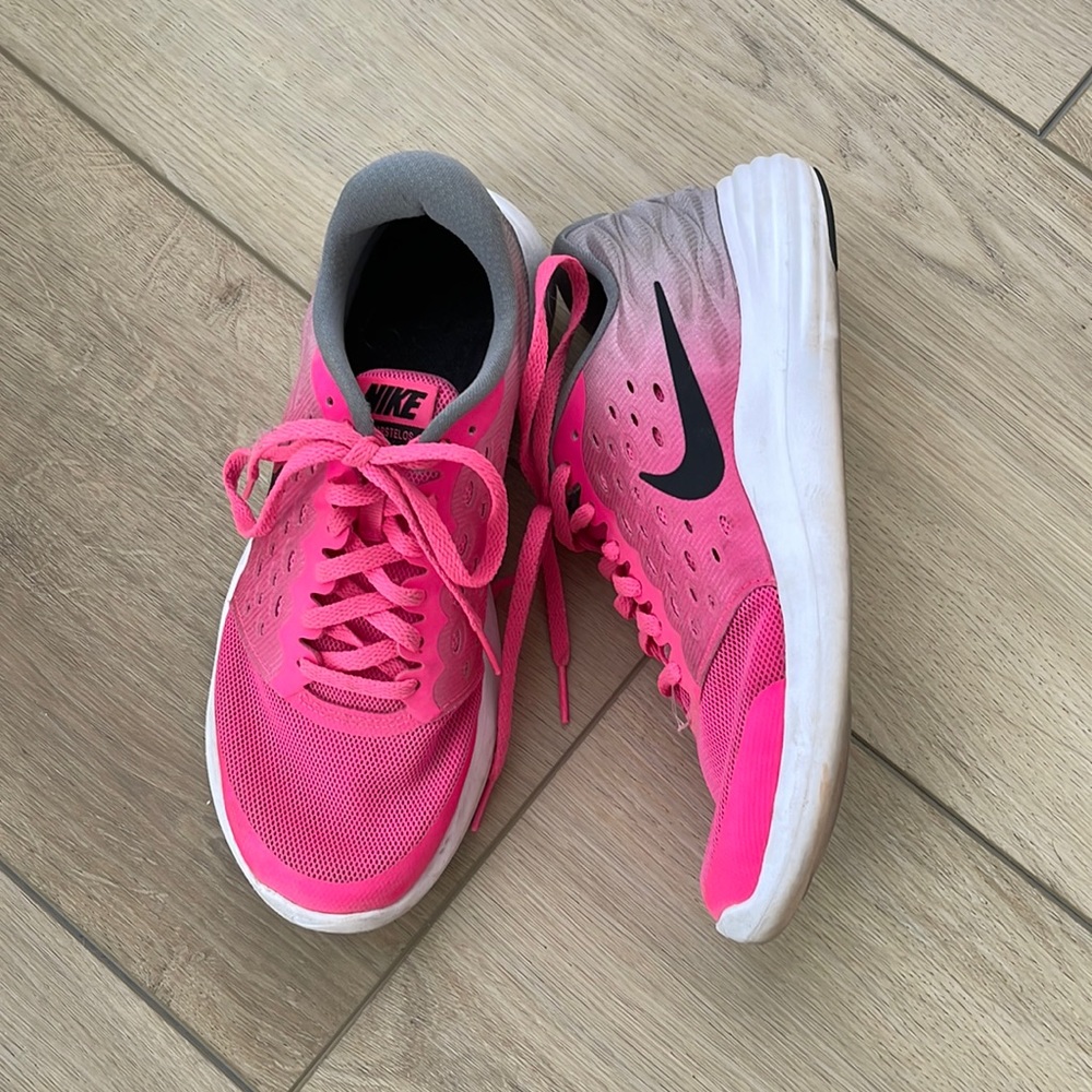 NIKE PINK RUNNING SHOES